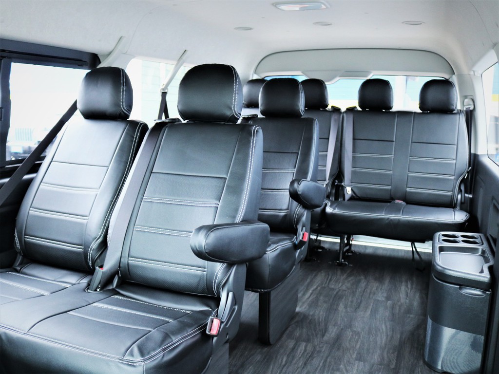 室内広々１０人乗り！全席シートカバー付き！