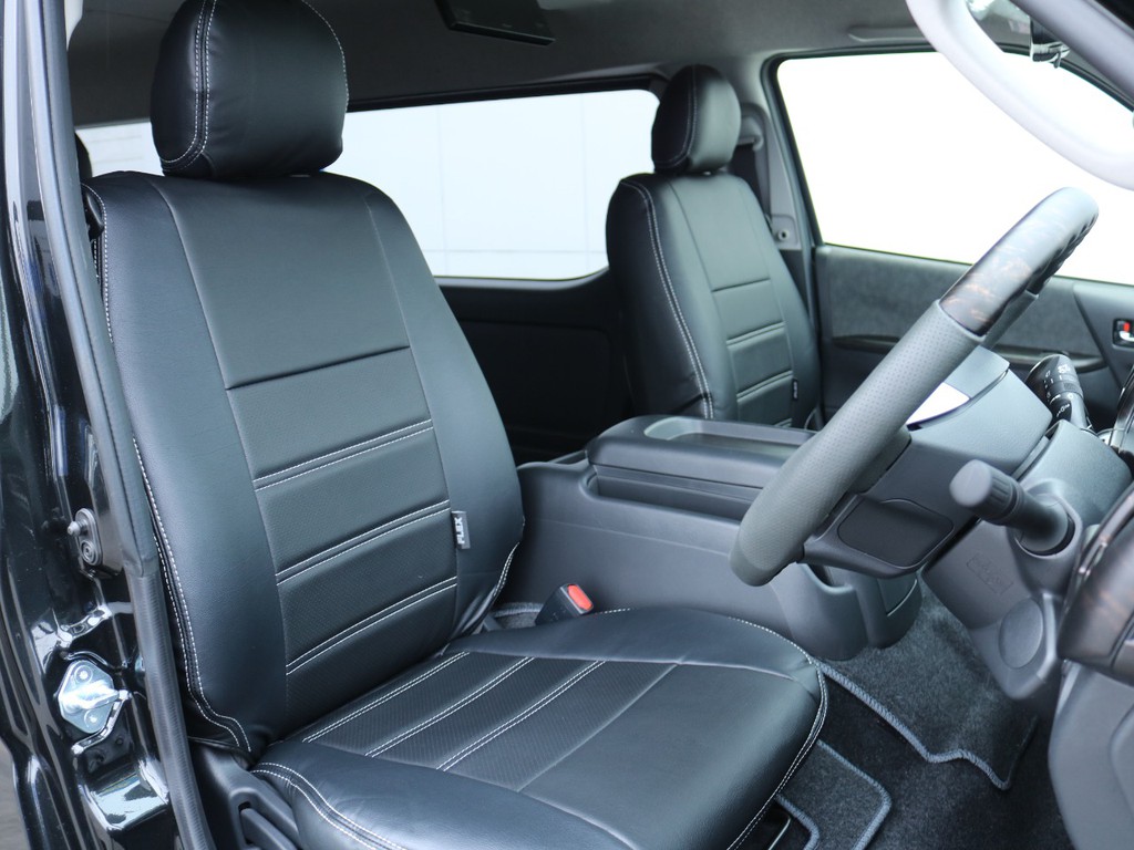運転席シート、黒革調シートカバー付き！
