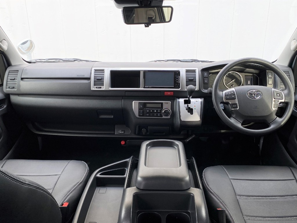 ブラックレザー調シートカバー装着で高級感を演出！！