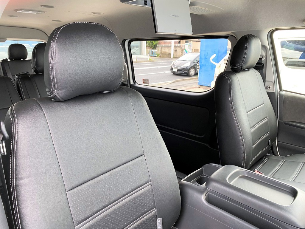 ブラックレザー調シートカバーで高級感を演出！！