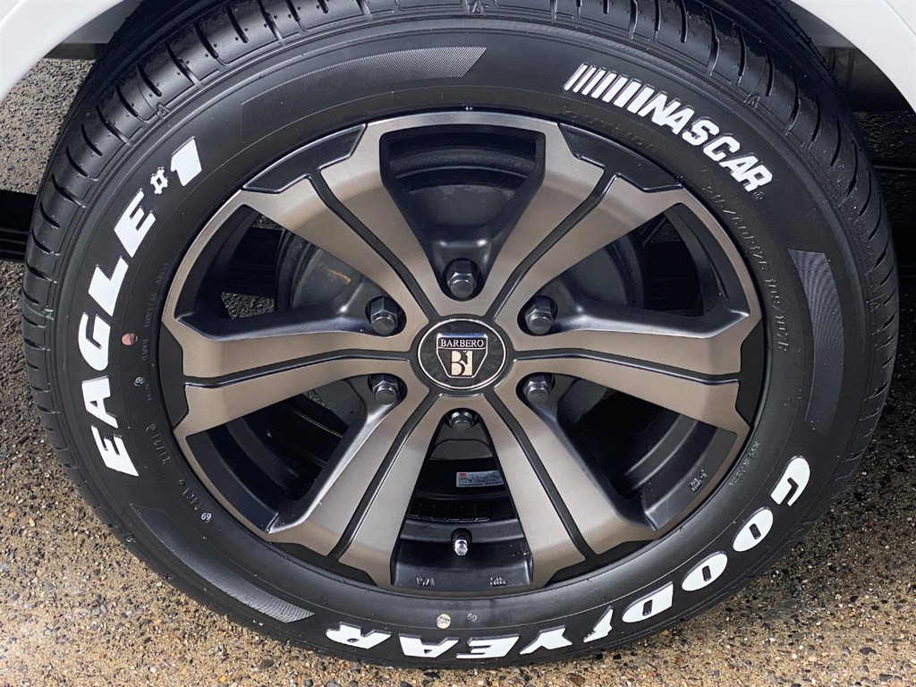 足元にはＦＬＥＸオリジナルカラーのアーバングランデ１７インチアルミにナスカータイヤをインストール！！