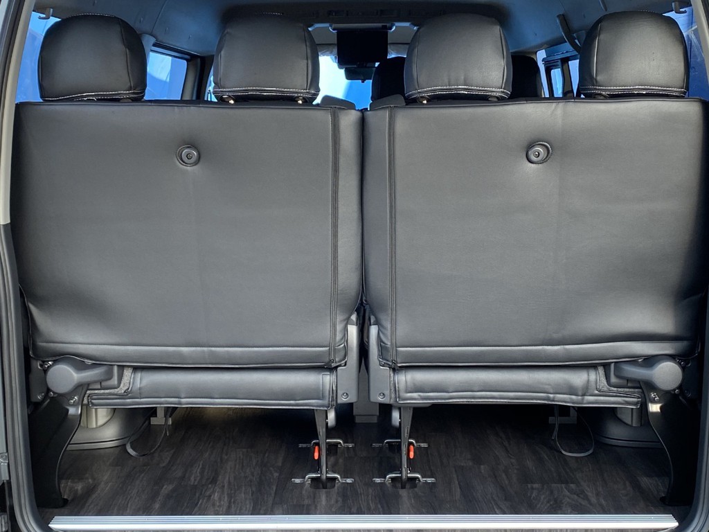 最後部座席は４人掛けシート！！