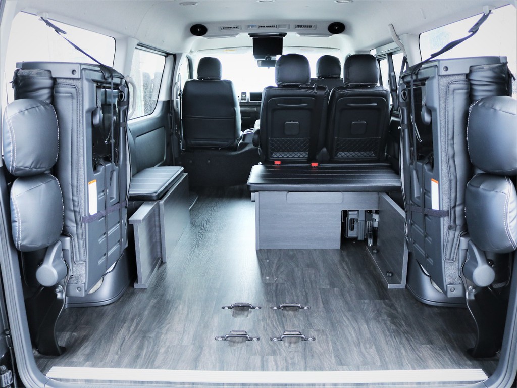 ４列目を跳ね上げれば収納スペース御座います！