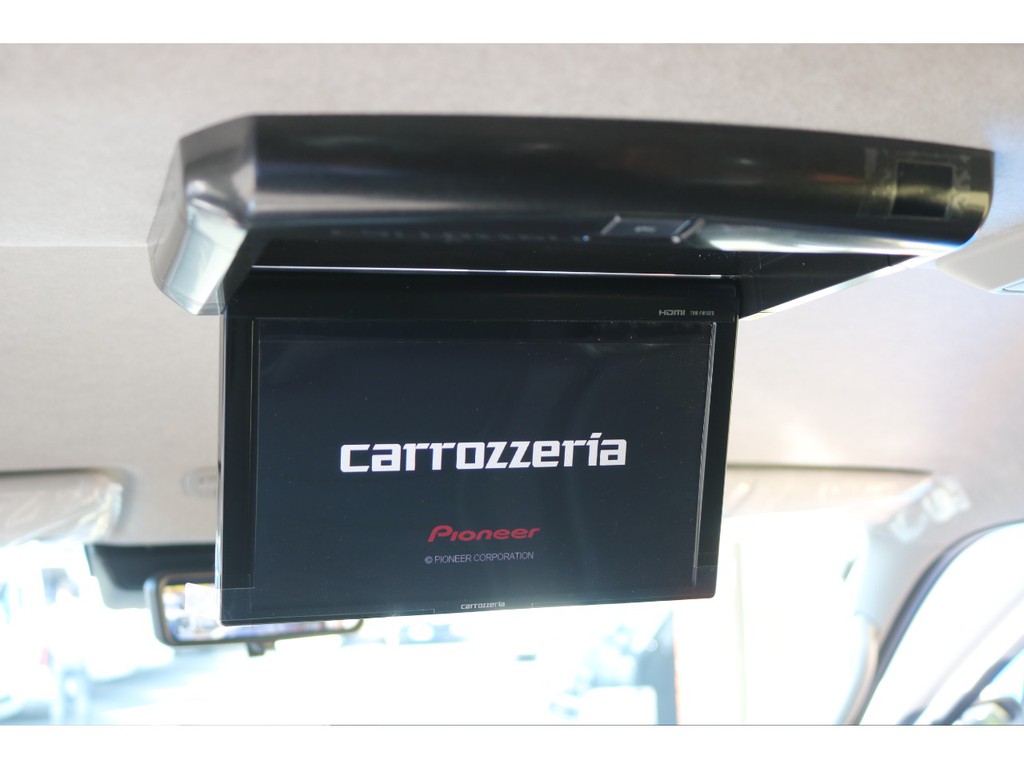 後席用のパイオニア製フリップダウンモニター完備！