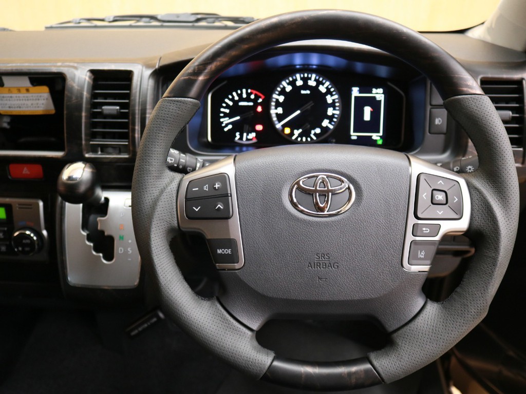 FLEXオリジナルインテリアパネルSet採用★ステアリング、シフトノブも艶消しで統一感があります♪