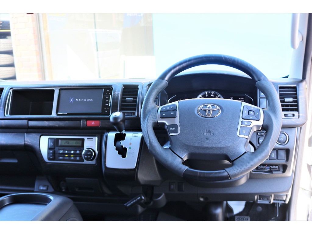 使い勝手の良い運転席周り♪メーカーOPステアリングスイッチ付き☆