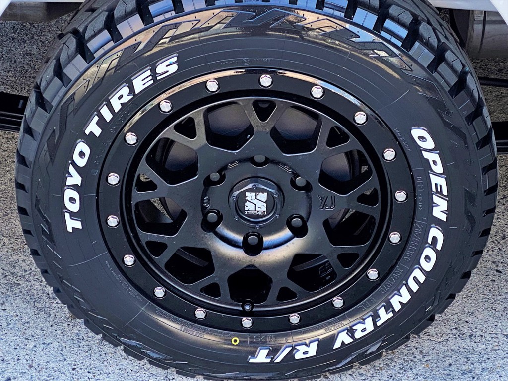 足元にはエクストリームＪ ＸＪ０４ １６インチアルミにＴＯＹＯオープンカントリータイヤをインストール！！
