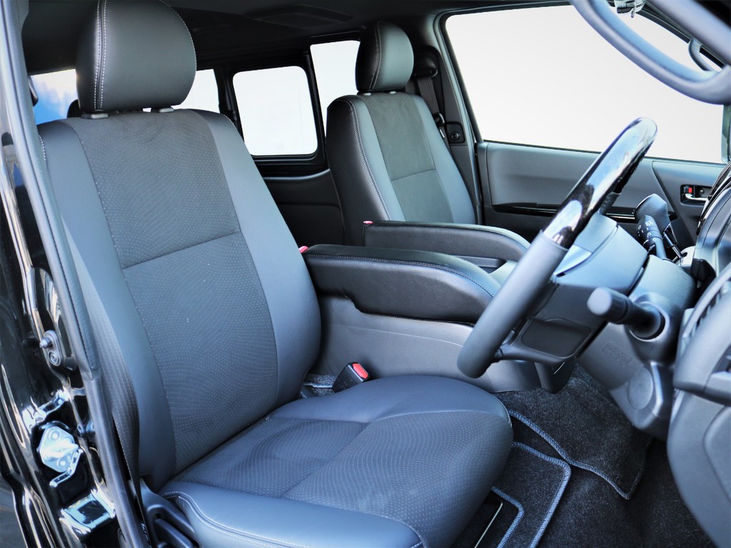 運転席シート、専用ハーフレザーシート！