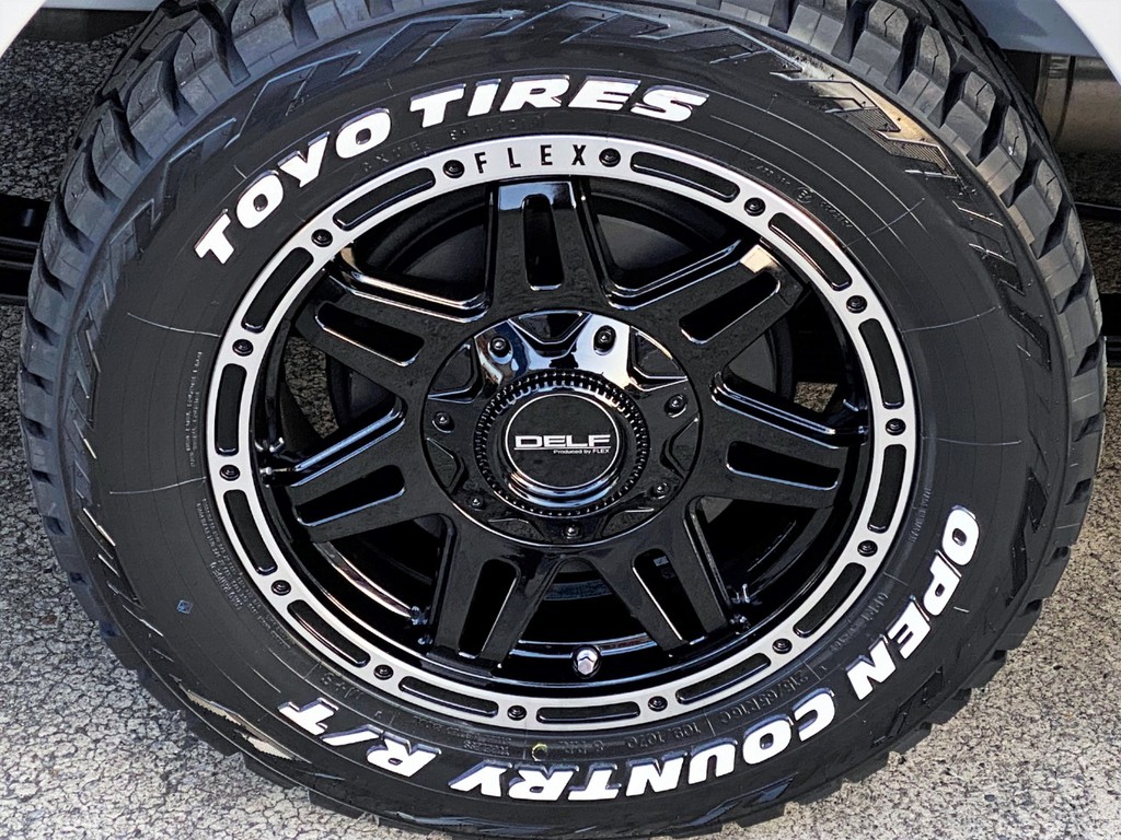 足元にはＦＬＥＸオリジナル Ｄｅｌｆ０４ １６インチアルミにＴＯＹＯオープンカントリータイヤをインストール！！