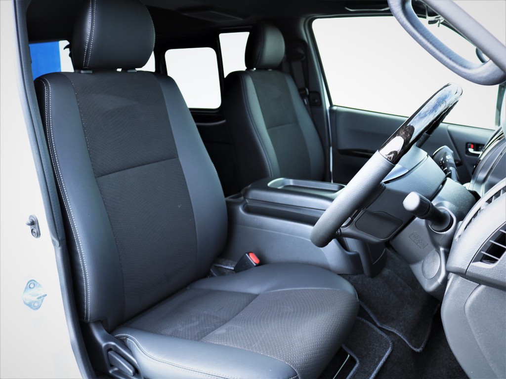 運転席シート、専用ハーフレザーシート！