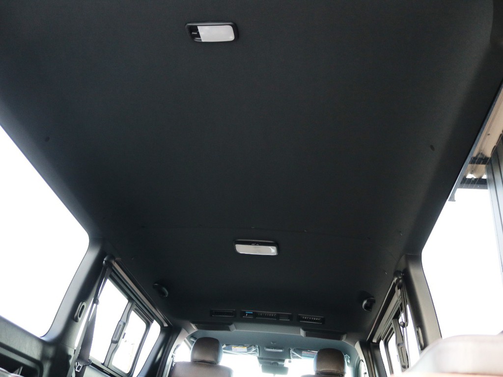 天井やトリム（車内の壁）等がブラックカラーとなっており、高級感のある内装となっております♪