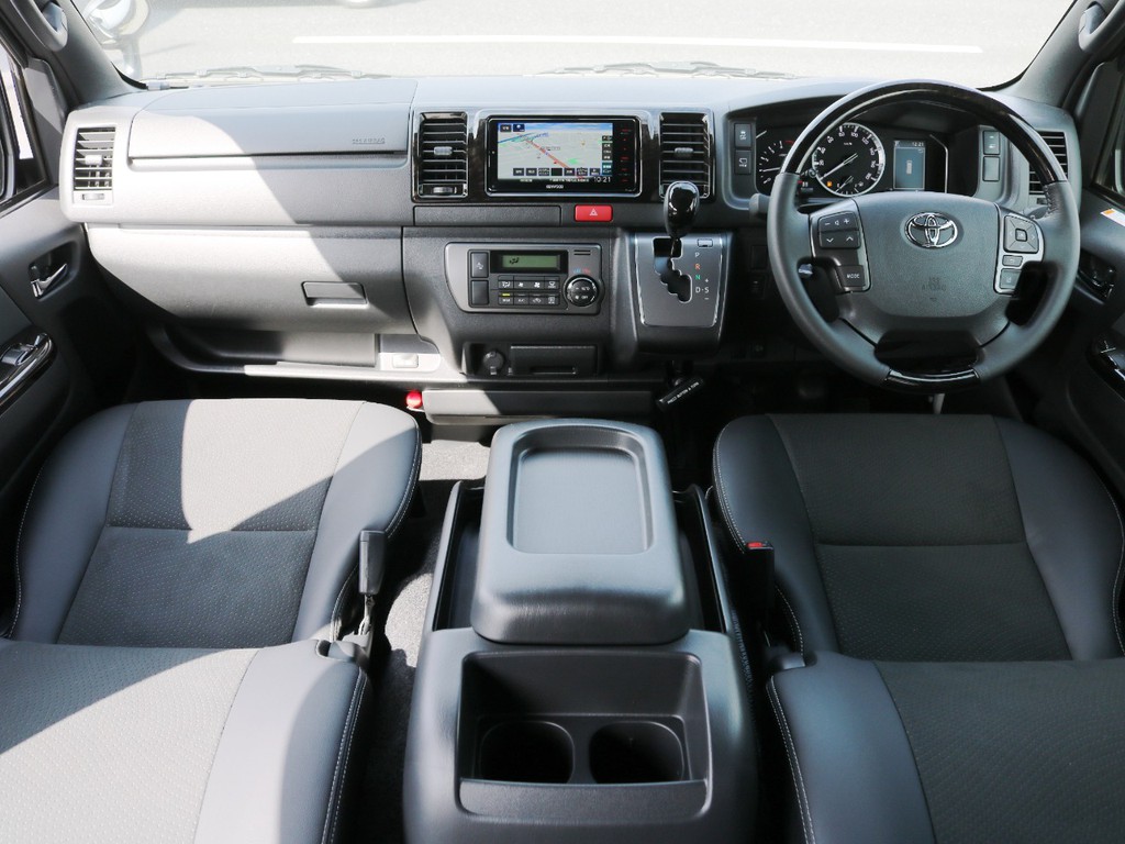 特別仕様車をベースにカスタムを施したハイエースバンが入庫いたしました♪