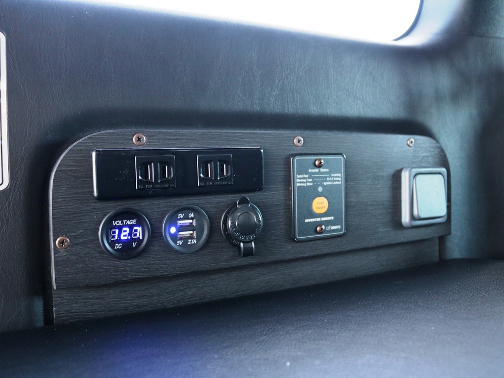 デジタル電圧計・ＵＳＢポート・１００Ｖコンセントソケット完備♪