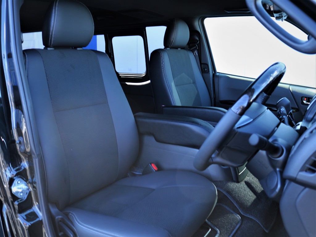 運転席シート、専用ハーフレザーシート！