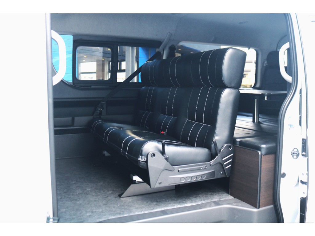 内装架装AS★セカンドシートは３人掛けベンチシート