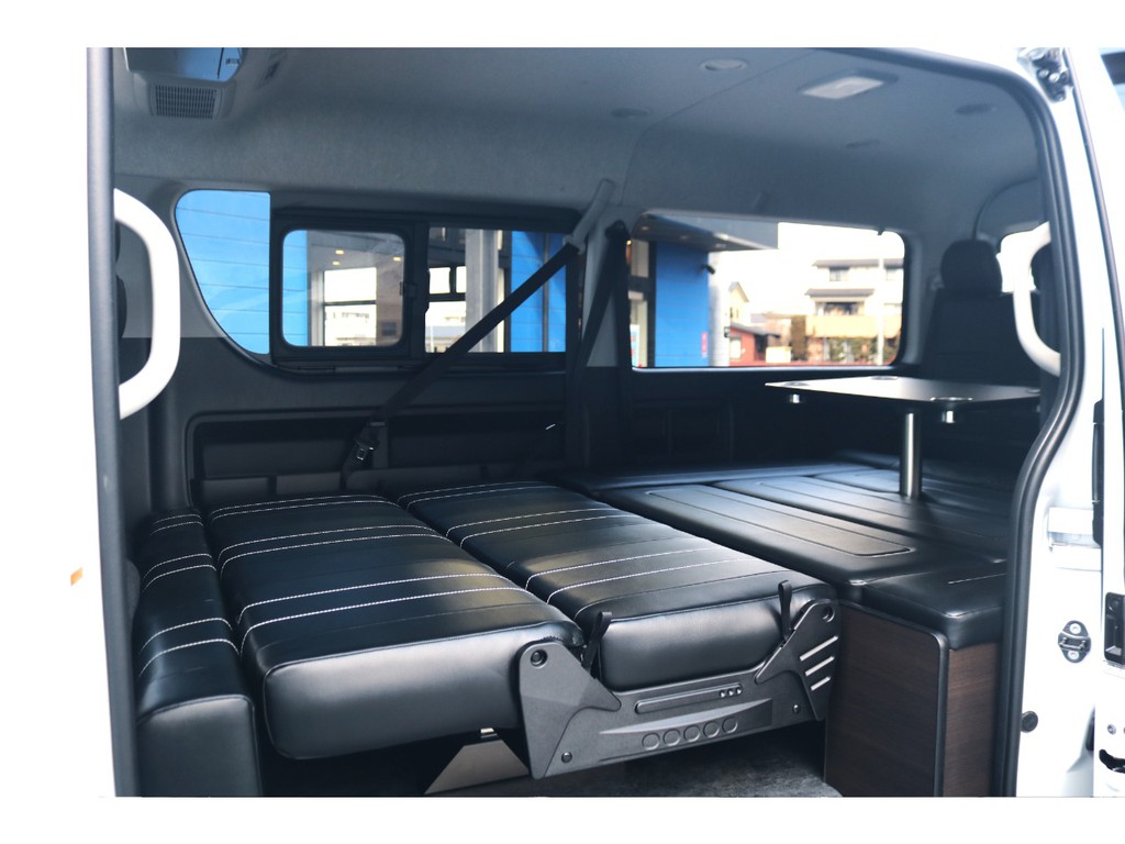 セカンドシートは、フルフラット仕様に変身