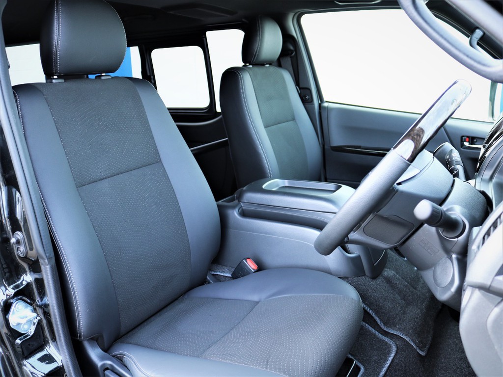 運転席シート、専用ハーフレザーシート！