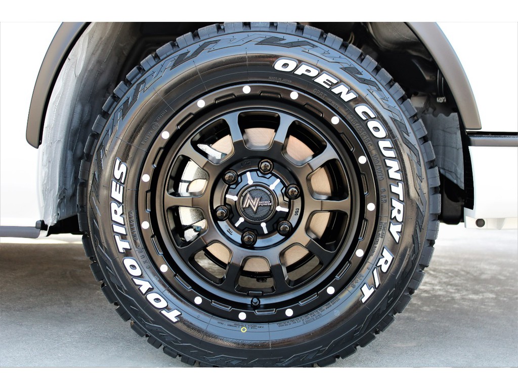 足元にはマットブラックデザインのかっこいいナイトロパワーＭ１０ １６インチＡＷ＆ＴＯＹＯオープンカントリーＲ／Ｔタイヤをチョイス！！
