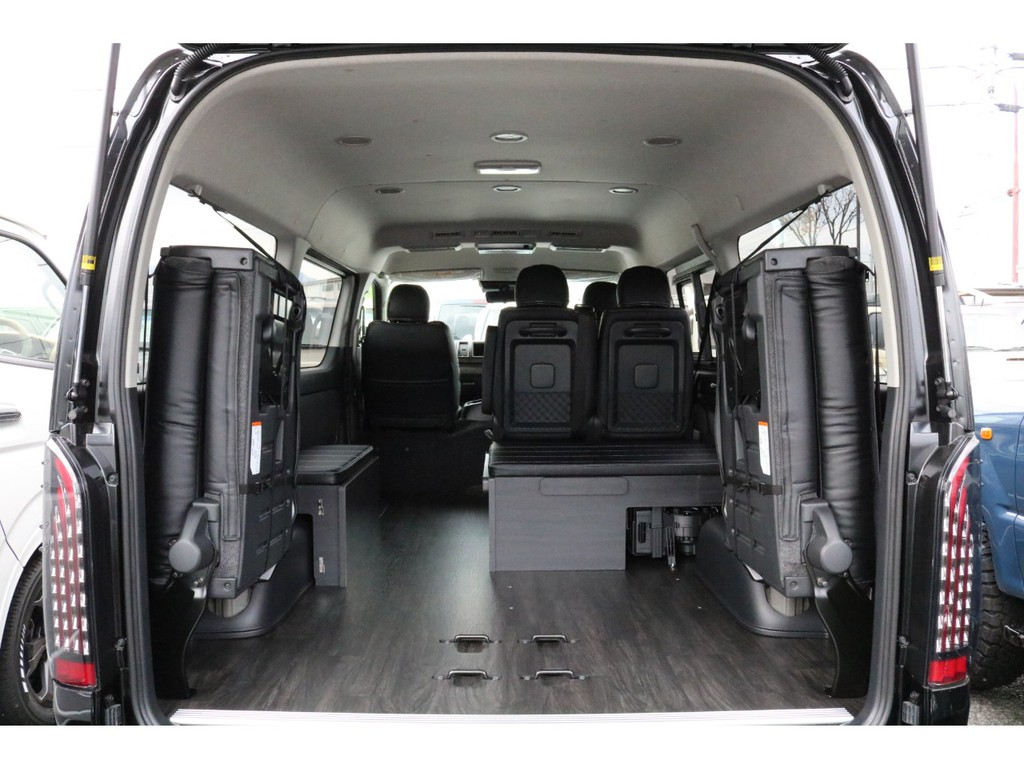 ４列目シートは跳ね上げタイプなので、荷室としてもご利用いただけます！