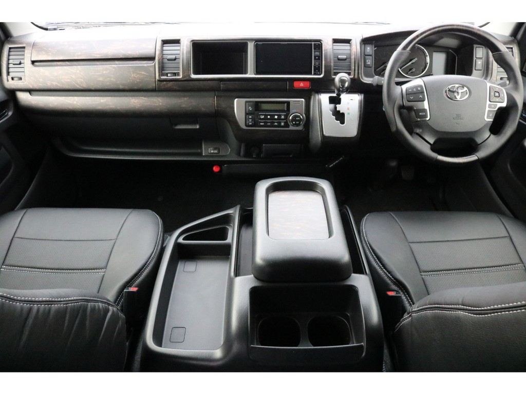 艶消しマホガニー調パネルを装備したインパネ廻り！