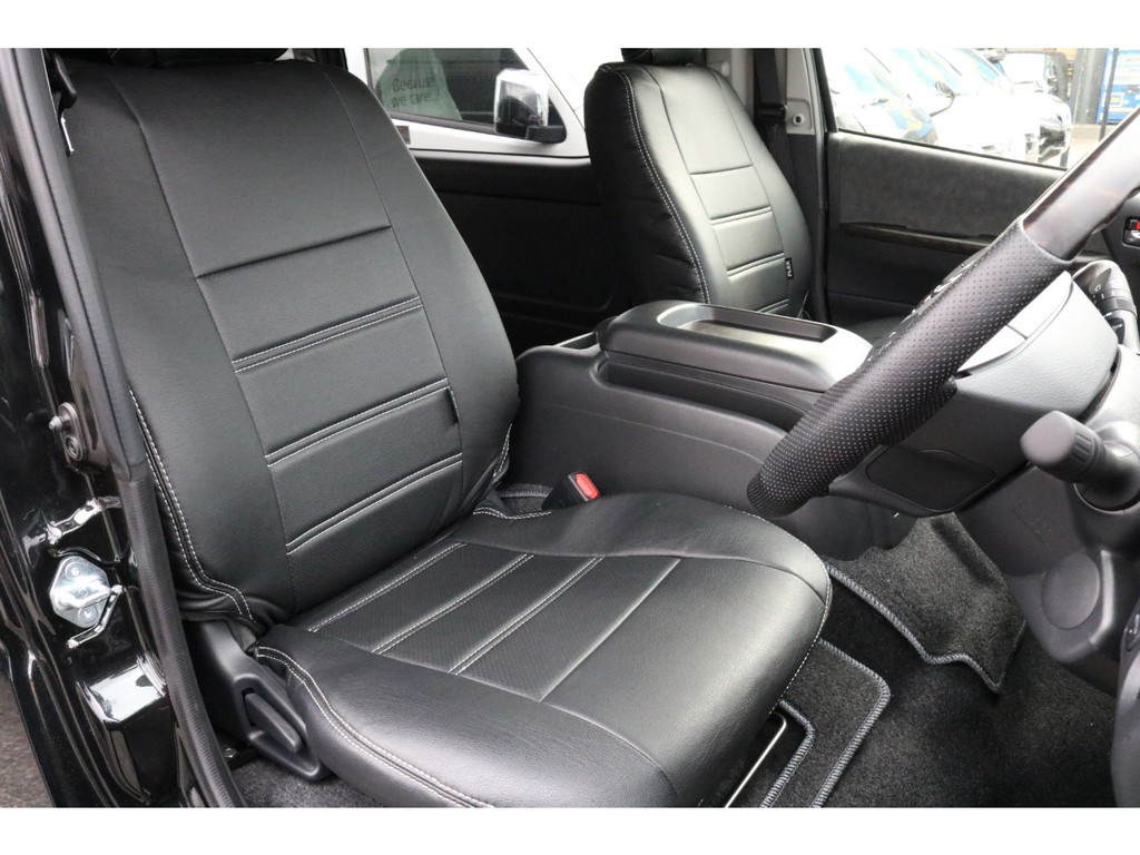 オリジナルレザー調シートカバー装備！