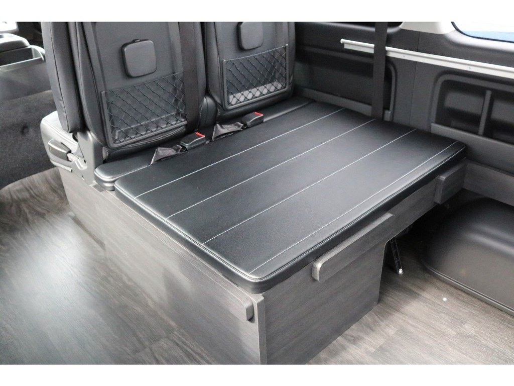 ３列目は後ろ向き２名乗車仕様になります。