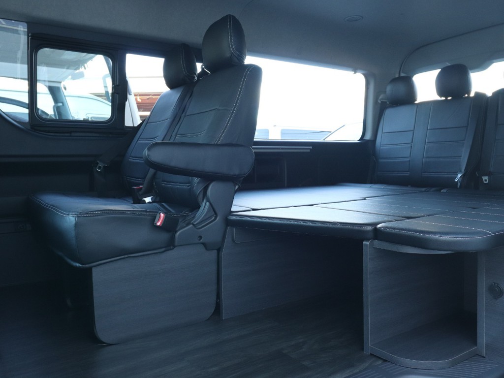 8名前向き2名後ろ向き乗車！