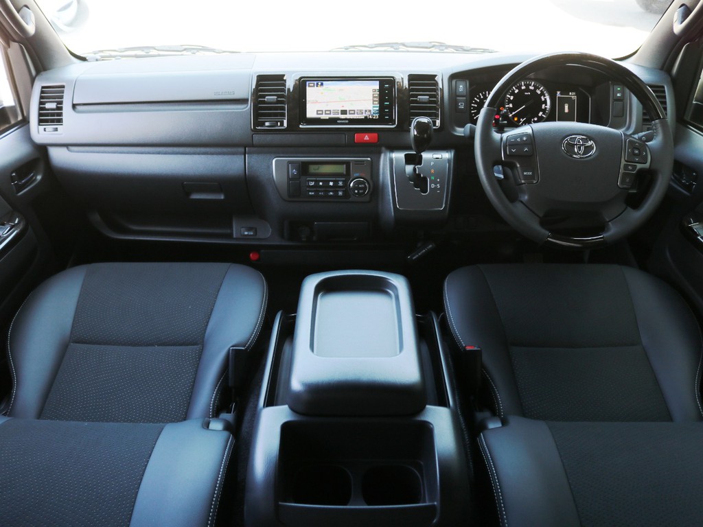 使い勝手の良い内装架装を施した新車ハイエースバンが入庫いたしました♪