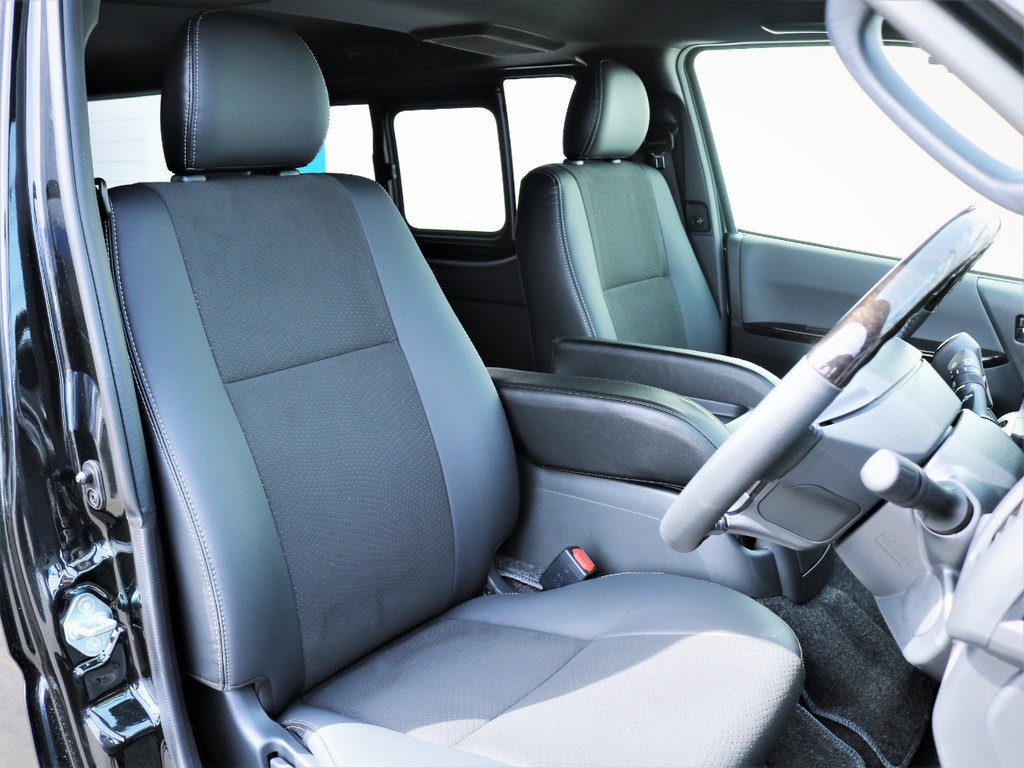 運転席シート、専用ハーフレザーシート！