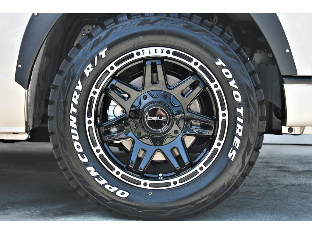 足元にはオリジナルＤＥＬＦ０４ １６インチＡＷ＆ＴＯＹＯオープンカントリーＲ／Ｔタイヤをチョイス！！