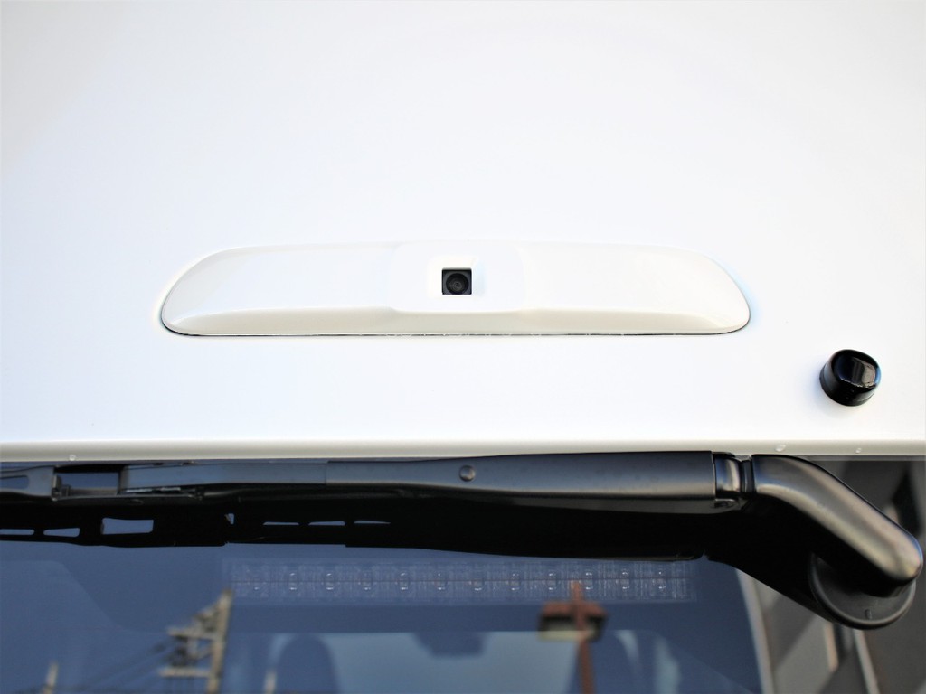 車両後方の上部にはデジタルインナーミラー用のカメラが搭載されております。