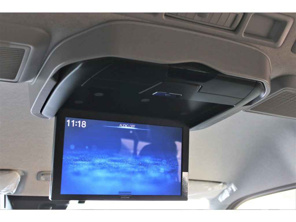 １２．８インチのフリップダウンモニターが装備予定となっておりますので、車両後方の方も映像をお楽しみいただけます。