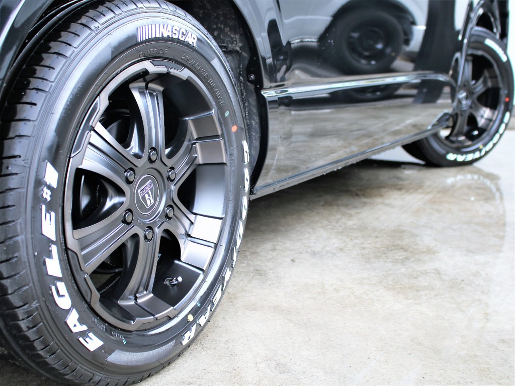 フレックスオリジナルのディープス１７インチアルミホイールとグッドイヤーナスカータイヤのコンビネーションです。