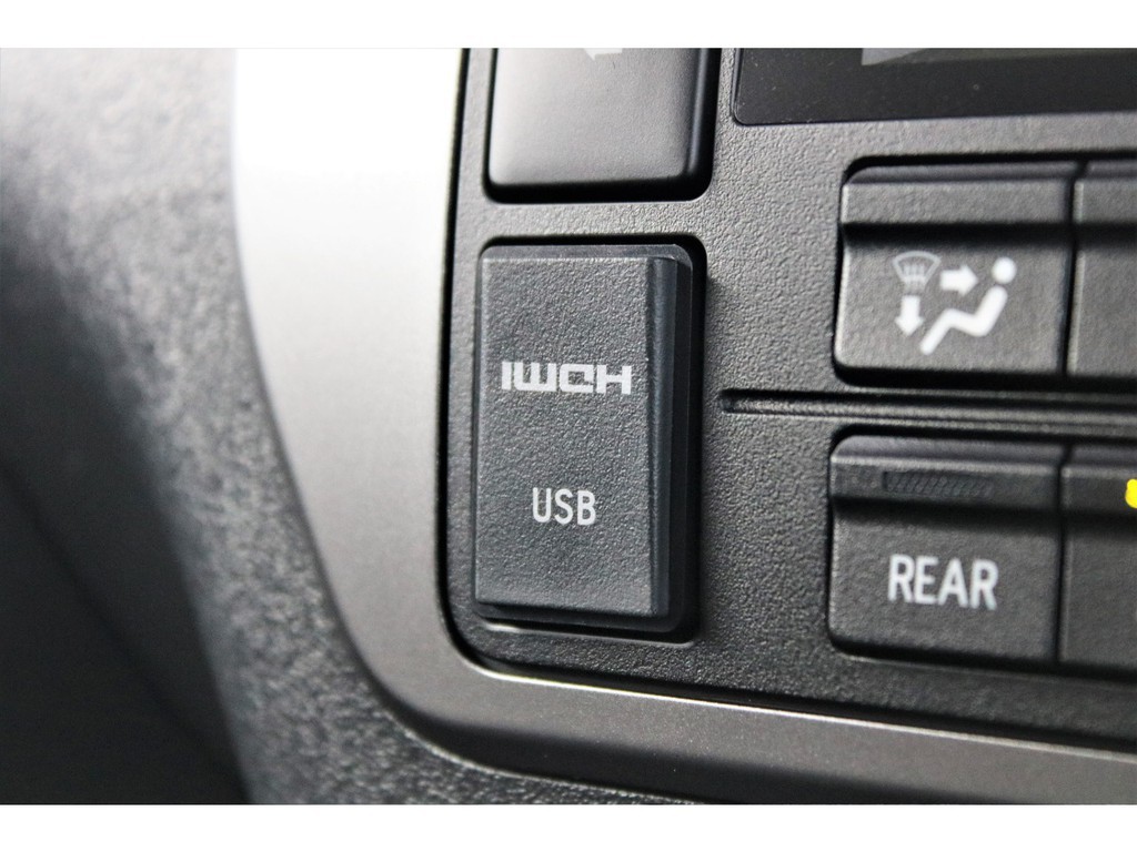 スマートフォンのミラーリング機能も備わっておりますので、車内でユーチューブなどを大きい画面で視聴可能です。