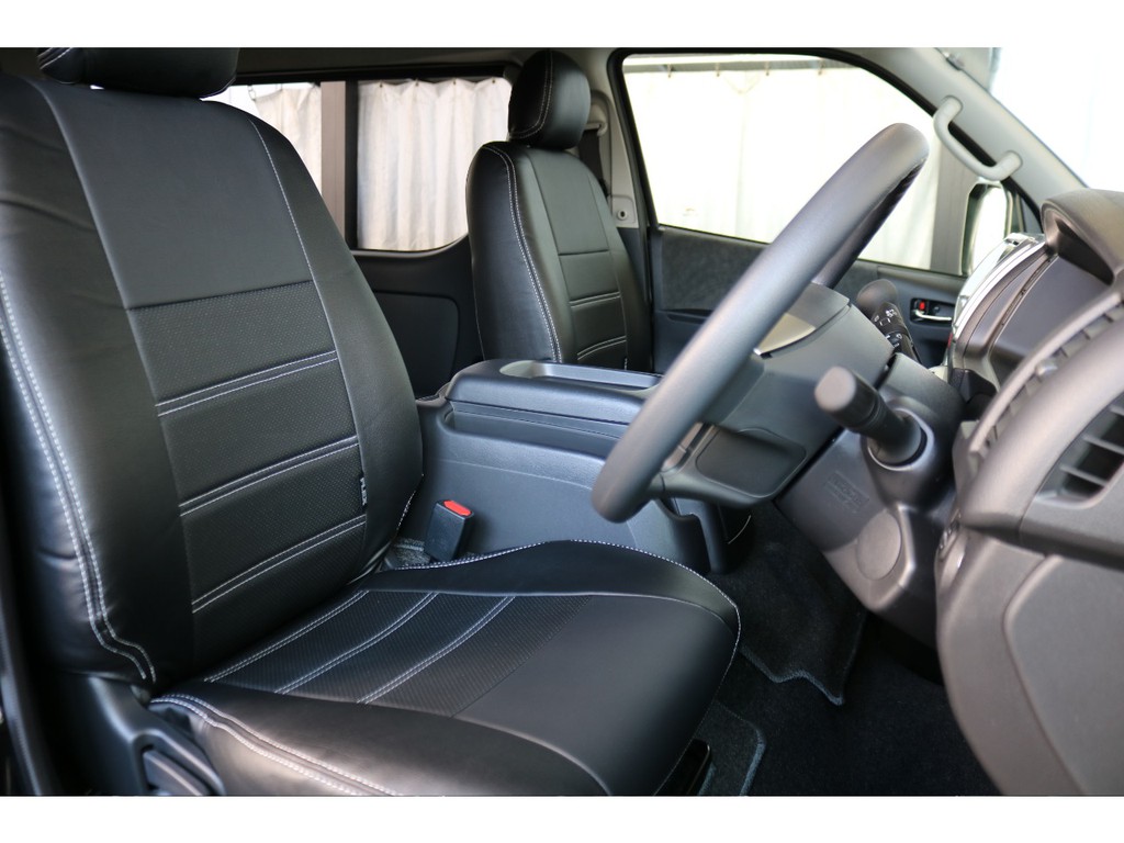 運転席、助手席にフレックスオリジナルの黒革調のシートカバーが装備済みとなっております。