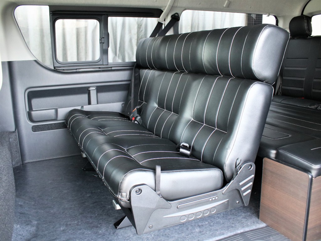 ２列目に幅広い３人掛けのシートが搭載されております。大人の方でもゆったり座れるシートとなっております。