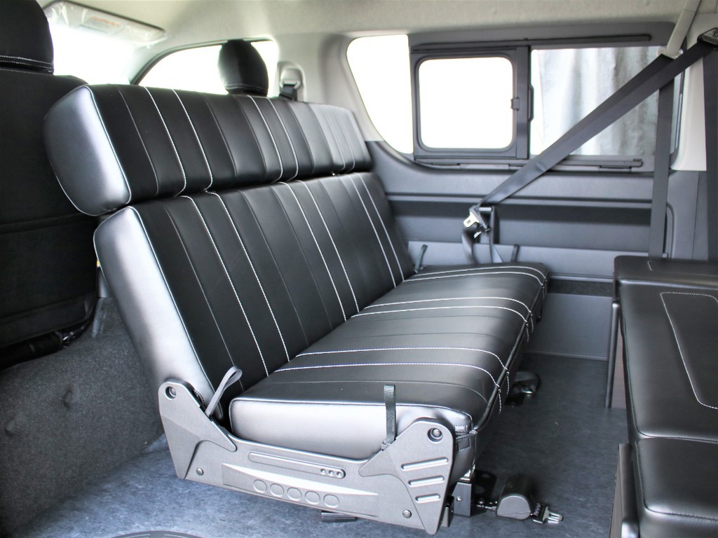 ベンチシートは停車中に、後ろ向きにもアレンジ可能ですので車内で楽しくお過ごしいただけます。