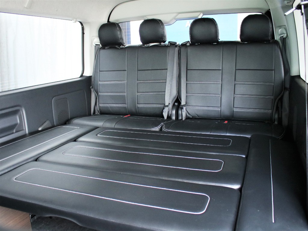 ２列目以降はベッドキットが搭載されており車中泊など快適にお楽しみいただけます。