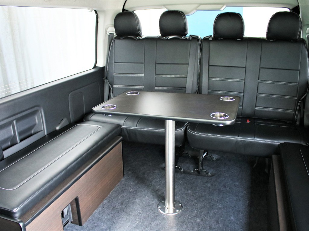 ４列目前方には、センターテーブルが装備可能です。停車中はお食事などお楽しみいただけます。