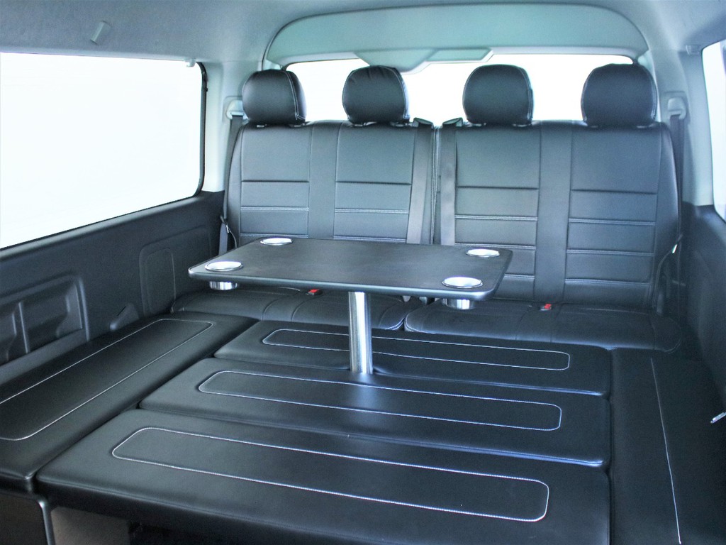フルフラットモードにしながらセンターテーブルを取り付けることが可能ですので、車中泊の際に役立ちます。