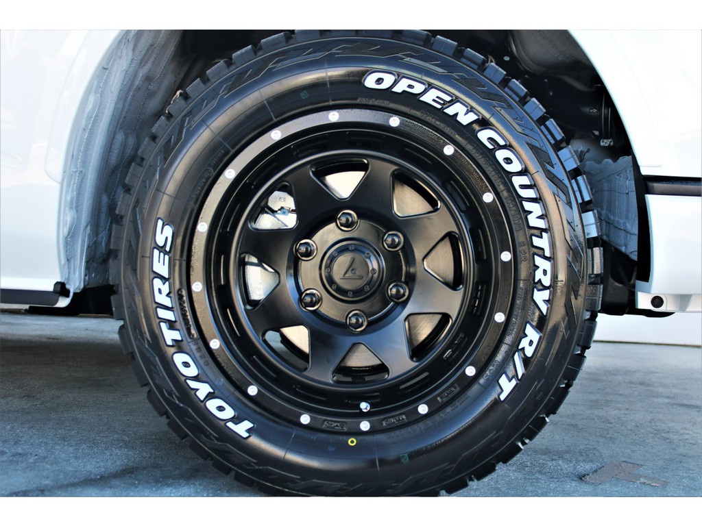 足元にはオフロード向けＴＯＹＯオープンカントリーＲ／Ｔタイヤ＆レオウィング１６インチＡＷをチョイス！！