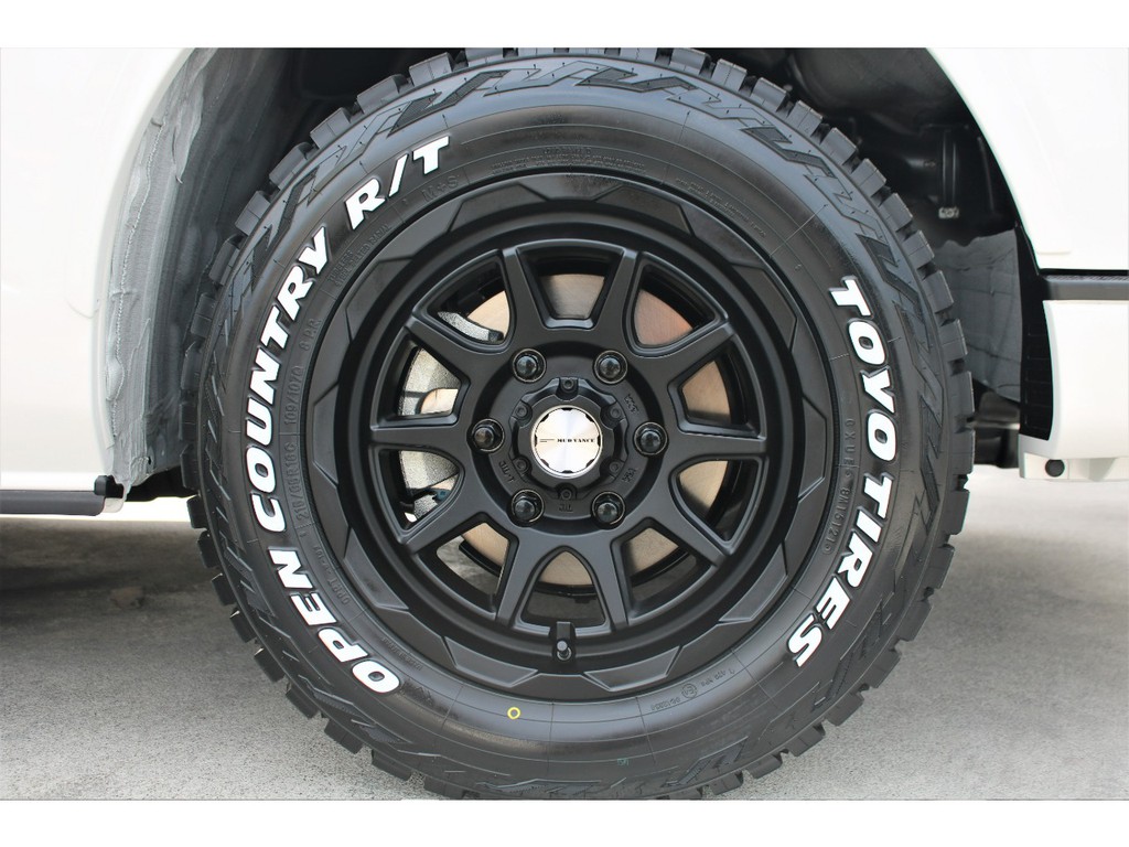 足元にはＴＯＹＯオープンカントリーＲ／Ｔタイヤ＆ＭＡＤＶＡＮＣＥ１６インチＡＷをチョイス！！