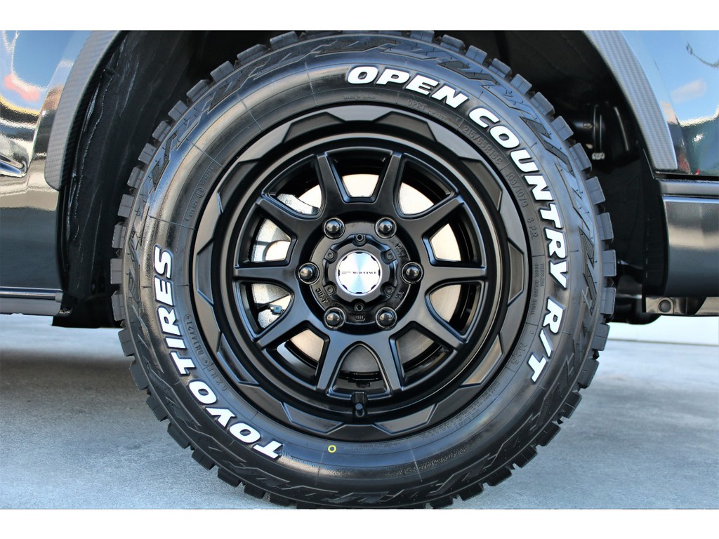 足元にはＭＡＤＶＡＮＣＥ１６１６インチＡＷ＆TOYOオープンカントリーＲ／Ｔタイヤをチョイス！！