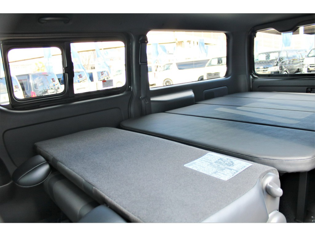 セカンドシートを倒す事によりベッドとフラットになるので広大なベッド空間としての利用も出来ます！