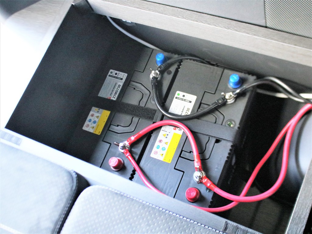 サブバッテリーも２個装備しておりますので、１泊、２泊であれば快適にお過ごし頂けます！