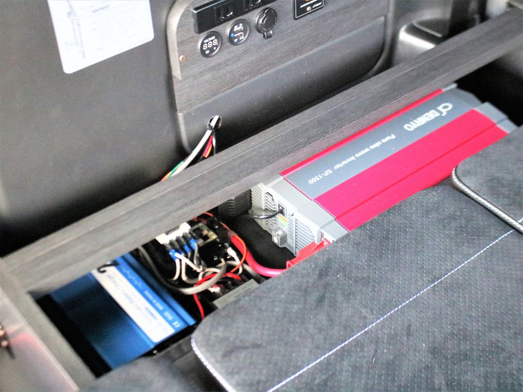 1500Wインバーターと外部充電機能を装備しております！車内でも家電などをお使い頂けます！