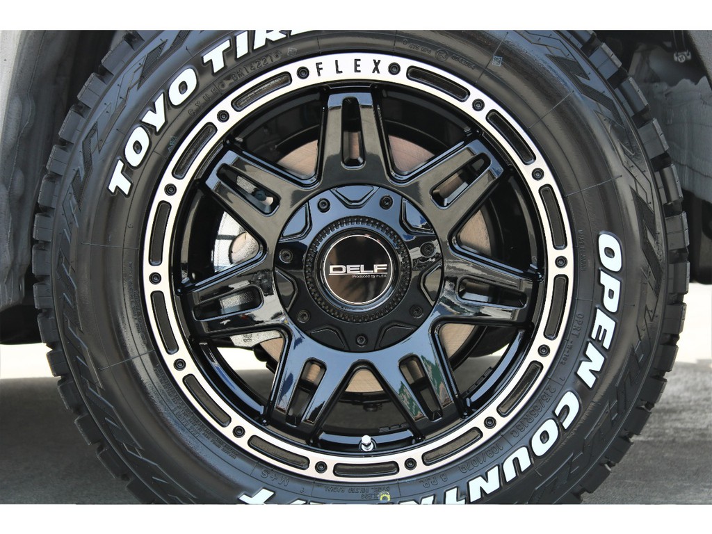 足元にはオリジナルＤＥＬＦ０４ １６インチＡＷ＆ＴＯＹＯオープンカントリーＲ／Ｔタイヤをチョイス！！