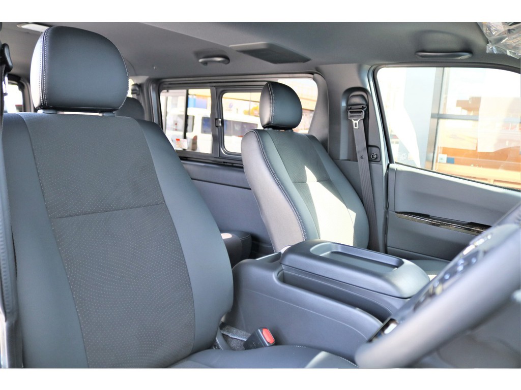 全席には特別仕様車専用ダークグレーハーフレザーシート完備！！