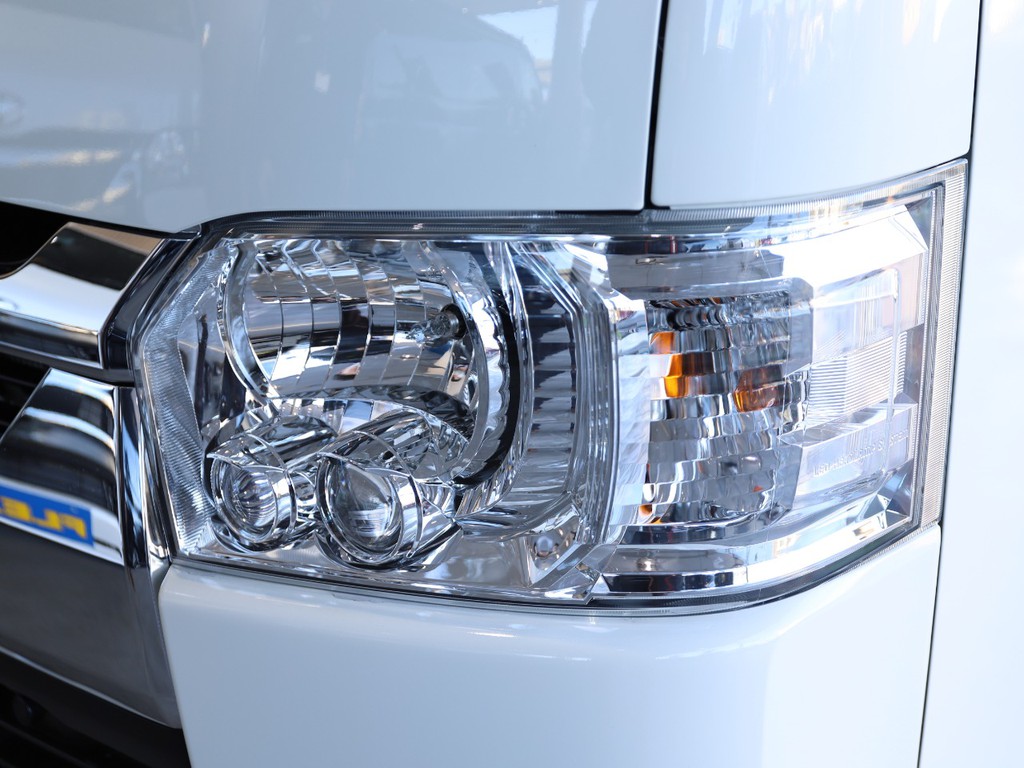 メーカーオプションのLEDヘッドライト装備！