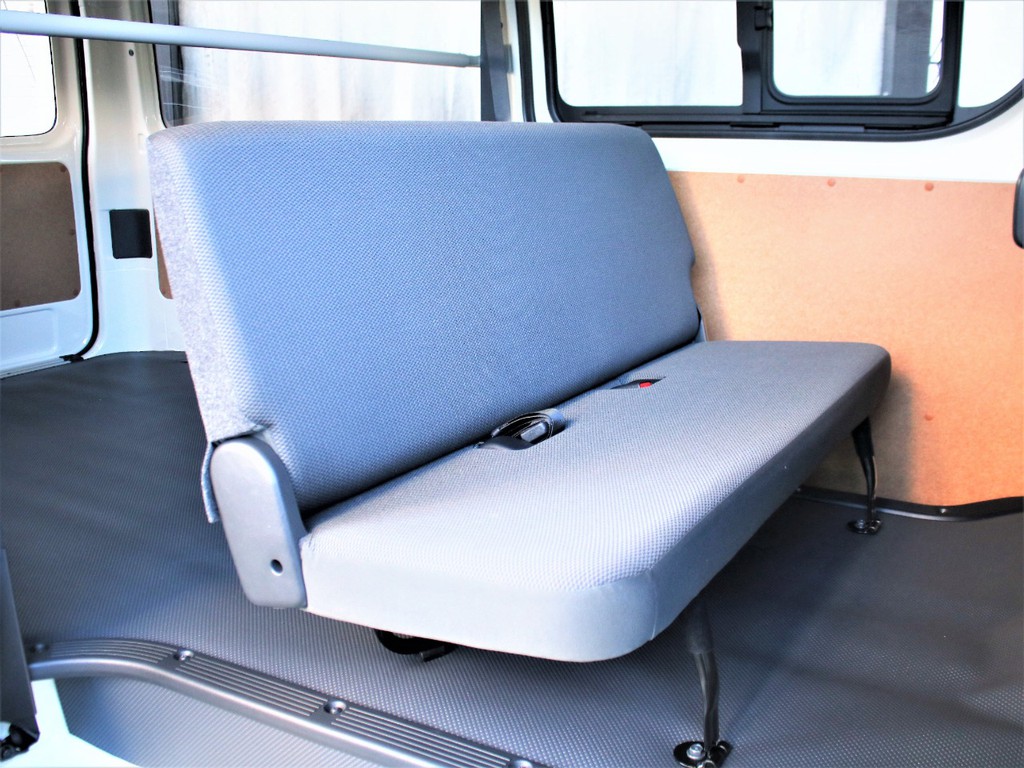 後席も３人乗車可能のベンチシートが装備されております！